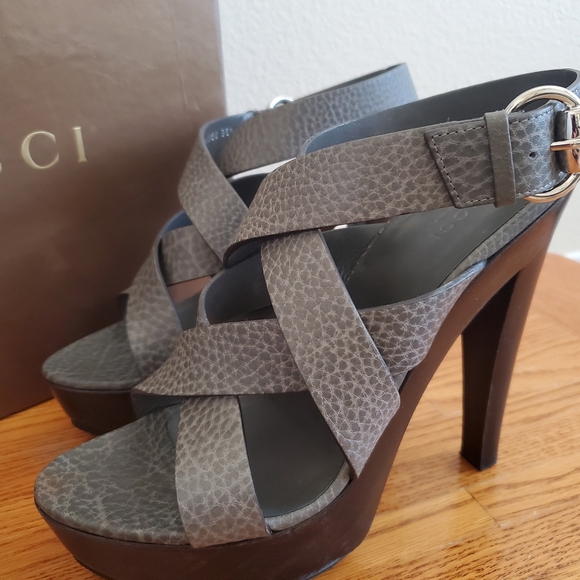 Gucci Pebbled Asphalt Grey Leather Strappy Platform Sandals Women's Shoes  8.5 - Picture 3 of 16